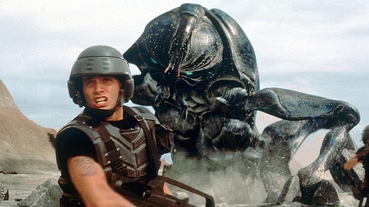 Mit "Starship Troopers" inszenierte Paul Verhoeven 1997 auf Grundlage von Robert A. Heinleins gleichnamigem Roman ein Sci-Fi-Spektakel, das bis heute Kultstatus genießt - und nicht nur wegen seiner Brutalität umstritten ist. Wir zeigen, was die Darsteller und Darstellerinnen des Kultfilms heute machen.