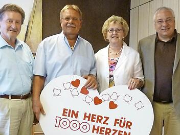Spendenübergabe im Rathaus Kronach: Die Koinor-Horst-Müller-Stiftung spendet an "1000 Herzen für Kronach! 2500 Euro. Das Bild zeigt (von links): Gerhard Burkert-Mazur (1000 Herzen Mitinitiator), Schirmherrn und Bürgermeister Wolfgang Beiergrößlein, Herta Burkert-Mazur (1000-Herzen-Mitinitiatorin), sowie Michael Schulz (Vorsitzenden des Stiftungsrats Koinor-Horst-Müller-Stiftung). Foto: K.-H. Hofmann
