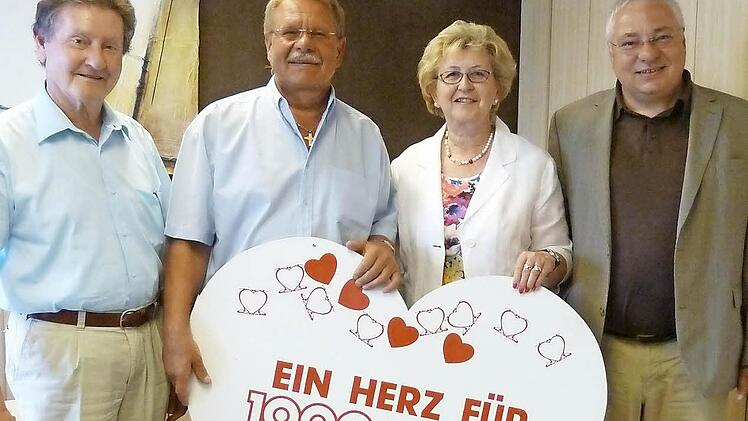 Spendenübergabe im Rathaus Kronach: Die Koinor-Horst-Müller-Stiftung spendet an "1000 Herzen für Kronach! 2500 Euro. Das Bild zeigt (von links): Gerhard Burkert-Mazur (1000 Herzen Mitinitiator), Schirmherrn und Bürgermeister Wolfgang Beiergrößlein, Herta Burkert-Mazur (1000-Herzen-Mitinitiatorin), sowie Michael Schulz (Vorsitzenden des Stiftungsrats Koinor-Horst-Müller-Stiftung). Foto: K.-H. Hofmann
