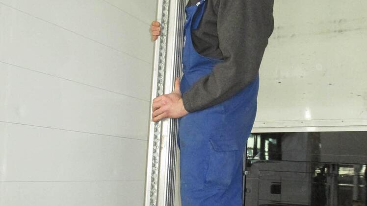 Konstantin Henkel beim Anpassen der Ladungssicherung an einem Fahrzeug der Kulmbacher Brauerei.  Foto: privat