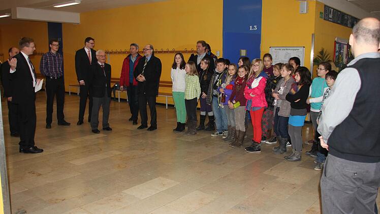 Realschuldirektor Hartmut Weis (links) stellte den Offiziellen und den Fünftklässlern den neuen Pausenverlauf vor.