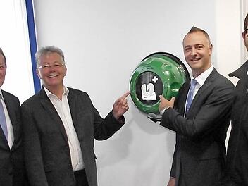 Der Defibrillator ist in der Raiffeisenbank Küps leicht zugänglich (von links): Vorstand Hans Ulrich Fuchs, Bürgermeister Herbert Schneider, Vorstand Andy Schindhelm und geschäftsführender Beamter Torsten Michel.  Foto: Dieter Wolf