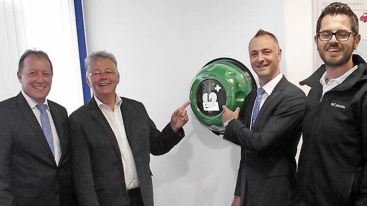 Der Defibrillator ist in der Raiffeisenbank Küps leicht zugänglich (von links): Vorstand Hans Ulrich Fuchs, Bürgermeister Herbert Schneider, Vorstand Andy Schindhelm und geschäftsführender Beamter Torsten Michel.  Foto: Dieter Wolf