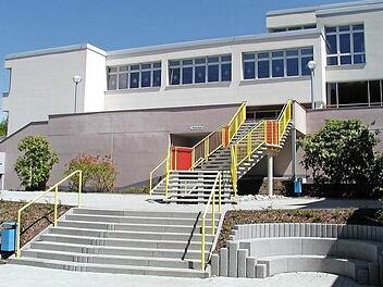 Da die Physik- und Chemiesäle in Ludwigsstadt nicht für einen Blockunterricht genutzt werden dürfen, sollen zukünftig die FOS-Schüler künftig für Wahlfächer in den Norden des Landkreises gebracht werden.  Foto: Archiv