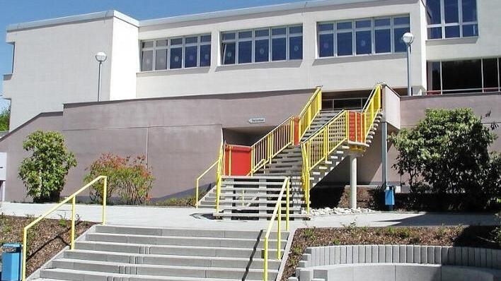 Da die Physik- und Chemiesäle in Ludwigsstadt nicht für einen Blockunterricht genutzt werden dürfen, sollen zukünftig die FOS-Schüler künftig für Wahlfächer in den Norden des Landkreises gebracht werden.  Foto: Archiv