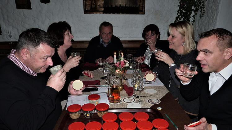 Frank Lindner (links) und Neuenmarkts stellvertretender Bürgermeister Alexander Wunderlich (rechts) riechen und kosten. Foto: Werner Reißaus