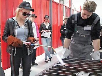 Beim Girls' Day haben Mädchen Gelegenheit, in technische Berufe zu schnuppern, wie zum Beispiel bei der Firma Rösler Oberflächentechnik Gmbh in Memmelsdorf (Gemeinde Untermerzbach). Foto: Rösler