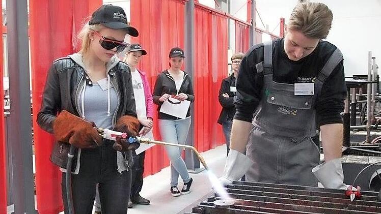 Beim Girls' Day haben Mädchen Gelegenheit, in technische Berufe zu schnuppern, wie zum Beispiel bei der Firma Rösler Oberflächentechnik Gmbh in Memmelsdorf (Gemeinde Untermerzbach). Foto: Rösler