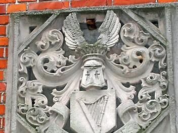 Eine Detailaufnahme aus der Hauptfassade des derzeit noch verhüllten Schlosses Ketschendorf Foto: Martin Koch