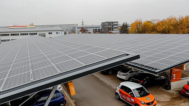 Auf 4000 Quadratmetern Fl&auml;che wird am P+R-Parkplatz an der Kronacher Stra&szlig;e mit Bambergs gr&ouml;&szlig;ter Photovoltaikanlage nun  Energie gewonnen.  Die Module auf den Carports produzieren  im Jahr rund 685.000 Kilowattstunden Strom. Foto: Stadtwerke Bamberg