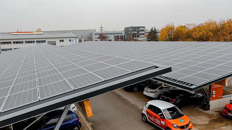 Auf 4000 Quadratmetern Fläche wird am P+R-Parkplatz an der Kronacher Straße mit Bambergs größter Photovoltaikanlage nun  Energie gewonnen.  Die Module auf den Carports produzieren  im Jahr rund 685.000 Kilowattstunden Strom. Foto: Stadtwerke Bamberg