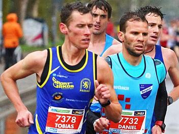 Daniel G&ouml;tz (rechts) kam mit den Bedingungen in Freiburg - nasses Kopfsteinpflaster und engen Kurven in der Innenstadt - sehr gut zurecht. Er finishte auf dem 16. Platz in neuer pers&ouml;nlicher Bestzeit. Foto: privat