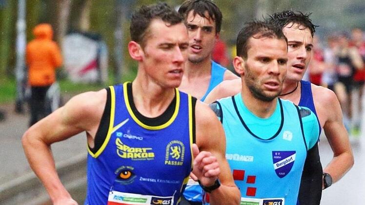 Daniel G&ouml;tz (rechts) kam mit den Bedingungen in Freiburg - nasses Kopfsteinpflaster und engen Kurven in der Innenstadt - sehr gut zurecht. Er finishte auf dem 16. Platz in neuer pers&ouml;nlicher Bestzeit. Foto: privat