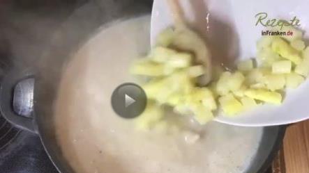 Die Spargelcremesuppe zählt zu den Klassikern unter den Spargel-Gerichten. Foto: Jennifer Brechtelsbauer