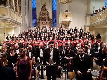 Reichlich Applaus gab es für das Benefizkonzert mit dem Deutschen Ärzteorchester und dem Deutschen Ärztechor in der Coburger Morizkirche.Foto: Jochen Berger