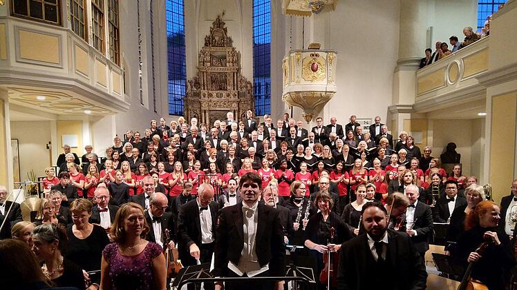 Reichlich Applaus gab es für das Benefizkonzert mit dem Deutschen Ärzteorchester und dem Deutschen Ärztechor in der Coburger Morizkirche.Foto: Jochen Berger