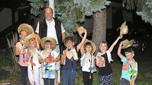 Die Kinder fesselten „Sheriff“ Johannes Krapp an eine Straßenlaterne.