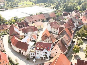 Dort, wo heute nicht mehr genutzte Gewächshäuser stehen, soll direkt hinter der Altstadt eine Wohnanlage mit Modellcharakter entstehen.  Foto: Heike Beudert