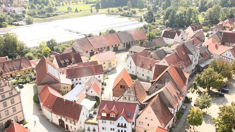 Dort, wo heute nicht mehr genutzte Gewächshäuser stehen, soll direkt hinter der Altstadt eine Wohnanlage mit Modellcharakter entstehen.  Foto: Heike Beudert
