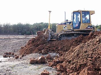 Mitarbeiter der Firma Heilit-Umwelttechnik  aus Darmstadt sorgen für die Endabdeckung der Medbacher Deponie.   Fotos: Andreas Dorsch