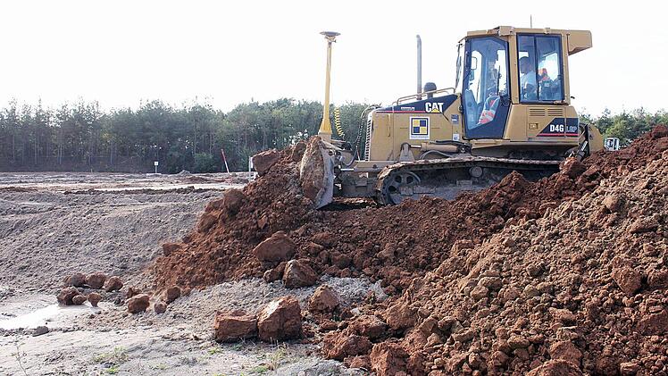 Mitarbeiter der Firma Heilit-Umwelttechnik  aus Darmstadt sorgen für die Endabdeckung der Medbacher Deponie.   Fotos: Andreas Dorsch