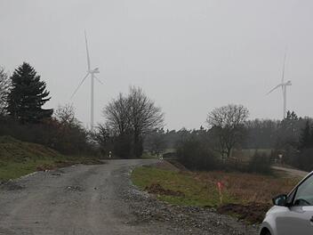 Dieser Weg wurde nur für die Transporte zu den Baustellen quer durch einen Acker gelegt. Er wird jetzt wieder komplett abgebaut. Foto: Andreas Dorsch