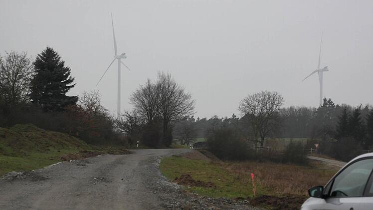Dieser Weg wurde nur für die Transporte zu den Baustellen quer durch einen Acker gelegt. Er wird jetzt wieder komplett abgebaut. Foto: Andreas Dorsch