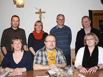 Über die Wahl des neuen Führungsteams des Kindergarten-Trägervereins St. Josef freuen sich (hinten, von links): Ortsreferent Fabian Nöth, Kindergarten-Leiterin Gabi Gessner, Pater Markus Reis, Kirchenpfleger Gotfried Behr sowie (vorne, von links) stellvertretende Vorsitzende Karin Büchs, Vorsitzender Mario Schmitt, Schriftführerin Svetlana Deifel. Auf dem Bild fehlt Kassiererin Michaela Wedemann.Foto: Arnold Nöth