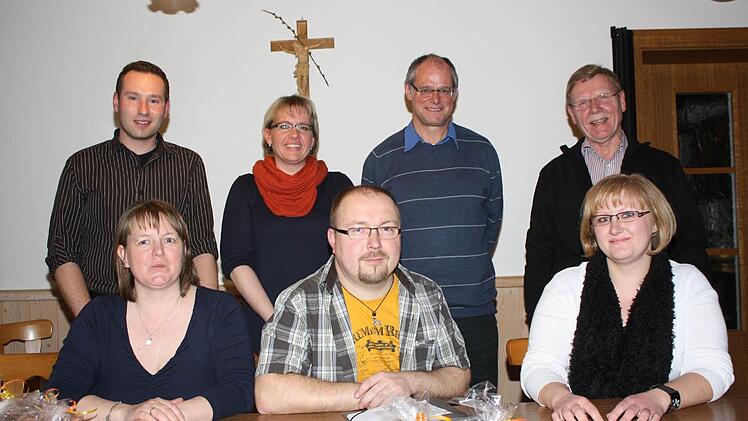 Über die Wahl des neuen Führungsteams des Kindergarten-Trägervereins St. Josef freuen sich (hinten, von links): Ortsreferent Fabian Nöth, Kindergarten-Leiterin Gabi Gessner, Pater Markus Reis, Kirchenpfleger Gotfried Behr sowie (vorne, von links) stellvertretende Vorsitzende Karin Büchs, Vorsitzender Mario Schmitt, Schriftführerin Svetlana Deifel. Auf dem Bild fehlt Kassiererin Michaela Wedemann.Foto: Arnold Nöth