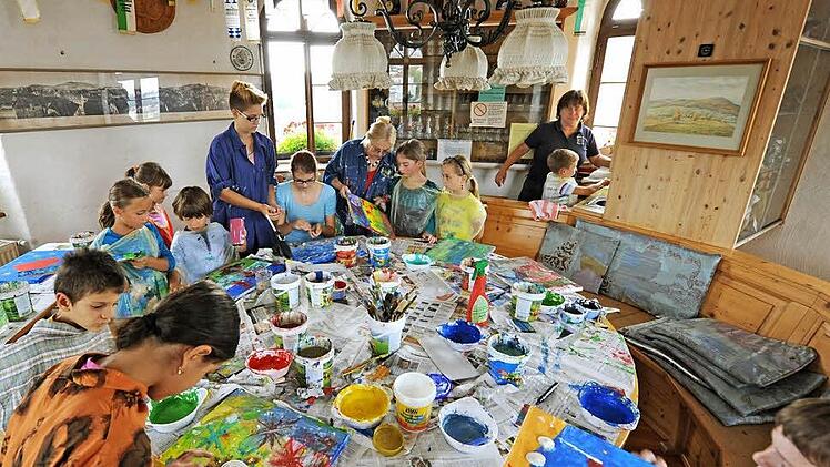 Bunte Farben im alten Turm: Beim Nachmittagskurs mit Marthy Steller-Vrolyk ging es um die Technik der Spachtelmalerei.  Fotos: Christian Dijkstal