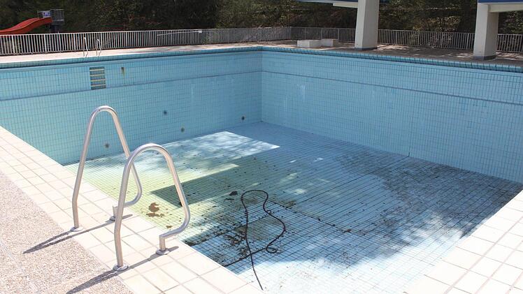 Das Becken bleibt ohne Wasser.