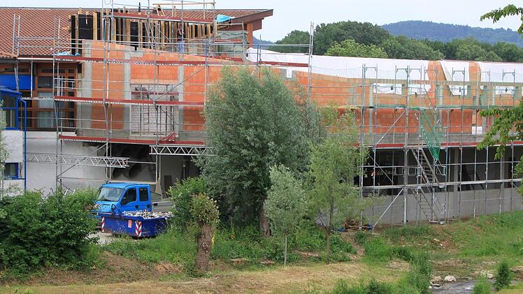 An dem neuen Umkleidetrakt der Obermain-Therme dockt der Mantelgang an - die Hotelgäste können von hier aus direkt ins Thermalbad oder in die Sauna.