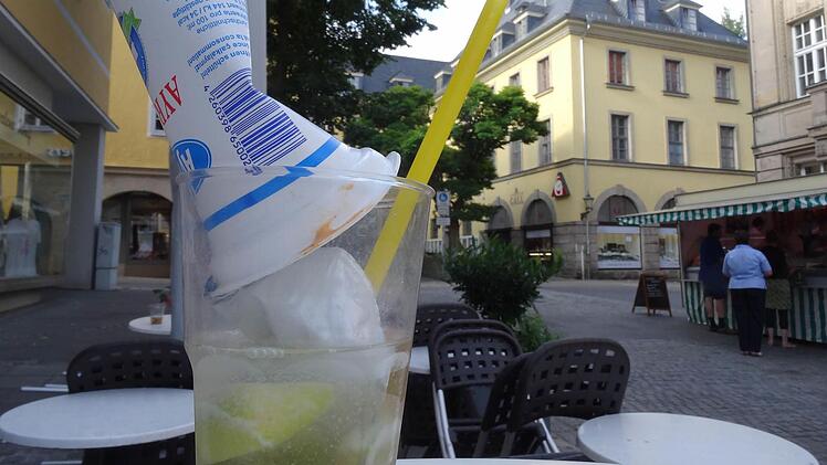 Reste der ersten Samba-Nacht im Coburger SteinwegFoto: Jochen Berger