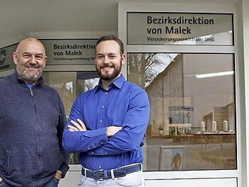 Mit einem sympathischen Lächeln heißen Wolfgang und Benjamin von Malek die Besucher ihrer neuen Bezirksdirektion willkommen. Foto: Nina Grötsch