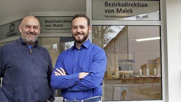 Mit einem sympathischen Lächeln heißen Wolfgang und Benjamin von Malek die Besucher ihrer neuen Bezirksdirektion willkommen. Foto: Nina Grötsch