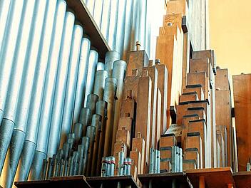 Die Orgel in St. Stephanus muss dringend gesäubert werden. Holzwürmer haben zudem dem Orgeltisch schwer zugesetzt. Fotos: