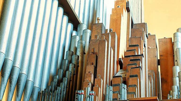 Die Orgel in St. Stephanus muss dringend gesäubert werden. Holzwürmer haben zudem dem Orgeltisch schwer zugesetzt. Fotos: