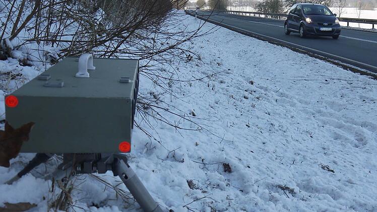 Verlockend: Auf der langen Gerade zwischen Kaltenbrunn und Rossach drücken Raser gerne aufs Gaspedal. Fotos: Berthold Köhler