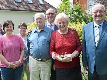Diamantene Hochzeit feierten Eleonore und Hilmar Motschmann. Unser Bild zeigt sie (vorne) mit Familienangehörigen und Bernd Steger (rechts), Bürgermeister Egon Herrmann (Fünfter von links) und Carolin Zipfel- Kempf von der evangelischen Kirche. Foto: Karl-Heinz Hofmann