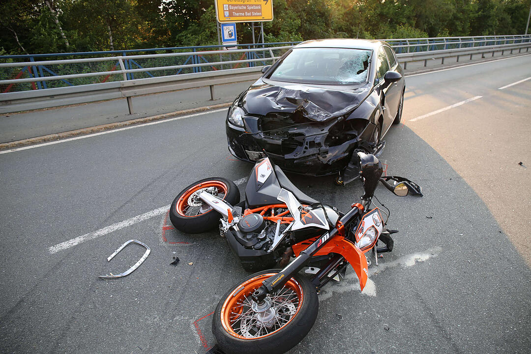 Kreis Hof: Junge Autofahrerin übersieht Motorrad beim Abbiegen - Lebensgefahr
