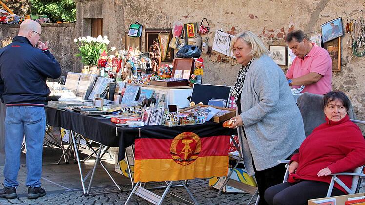Beim Flohmarkt gab es wirklich so gut wie alles zu kaufen, von gebrauchter Kleidung über Porzellan bis zu Büchern und Zeitschriften. Foto: Dieter Britz