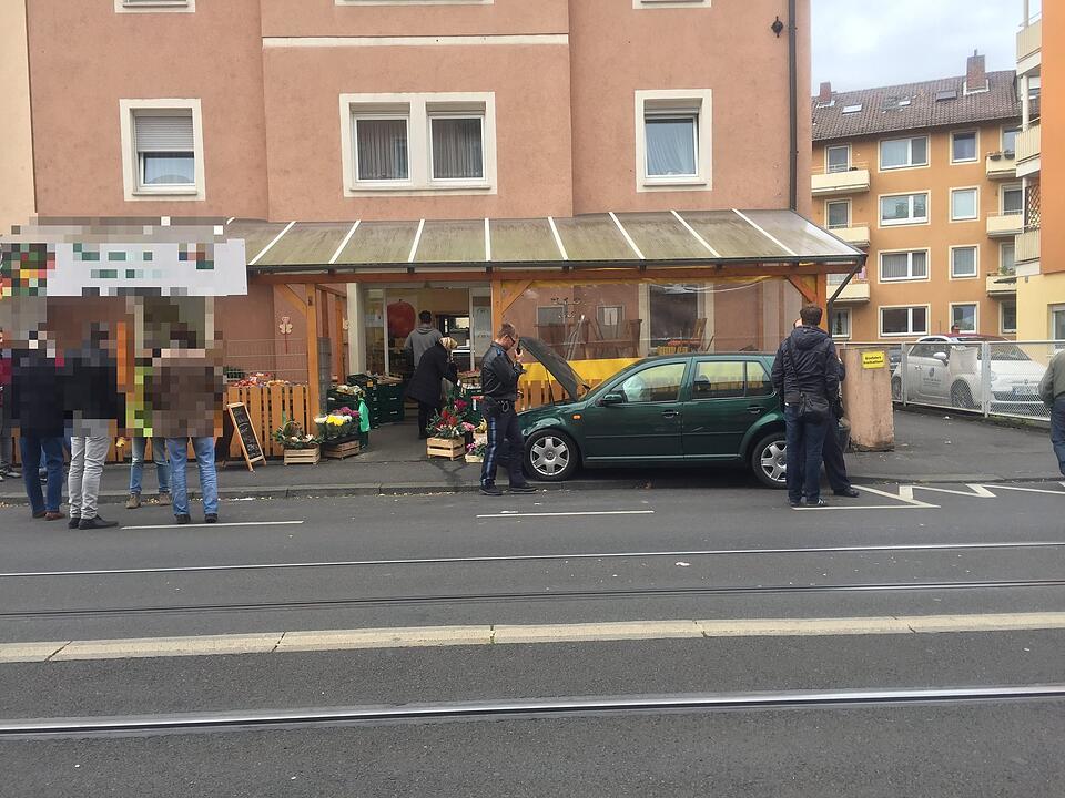 Person eingeklemmt: Rentnerin versuchte auszuparken