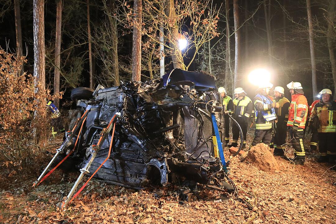 Schwerer Unfall in Hallerndorf: Junger Mann kracht mit Auto gegen Baum