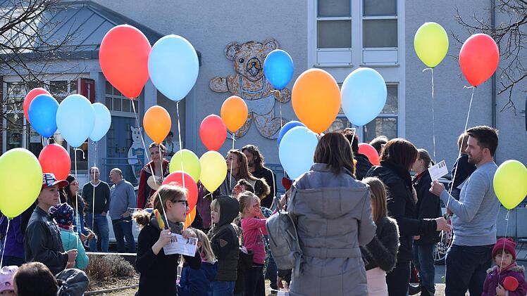 Bis die Starterlaubnis erteilt wird, müssen die Teilnehmer des Luftballonwettbewerbs ihre farbenfrohen Flugobjekte gut festhalten. Foto: Daniela Pondelicek