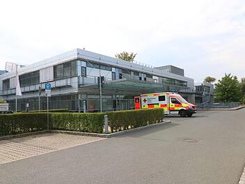 Der geplante Erweiterungsbau für die Kardiologie und Intensivmedizin soll sich auf diesen beiden Seiten (im Westen und Norden) an  die Klinik in Forchheim anschließen.  Josef Hofbauer