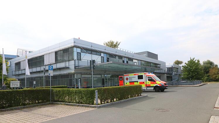 Der geplante Erweiterungsbau für die Kardiologie und Intensivmedizin soll sich auf diesen beiden Seiten (im Westen und Norden) an  die Klinik in Forchheim anschließen.  Josef Hofbauer