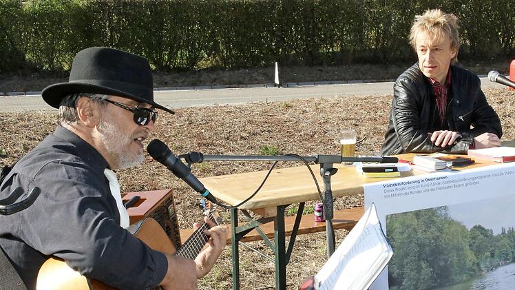 Krimiautor Volker Backert (links) mit "Gitarren-Mafioso Franco Corleone" alias Franz Wachter aus Redwitz. Fotos: Wolfgang Desombre