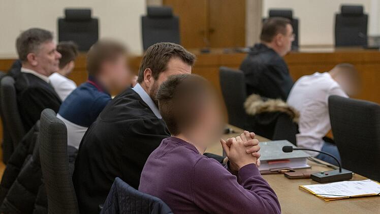 Die Angeklagten sitzen im Verhandlungssaal des Landgerichts neben ihren Verteidigern. Foto: Armin Weigel/dpa
