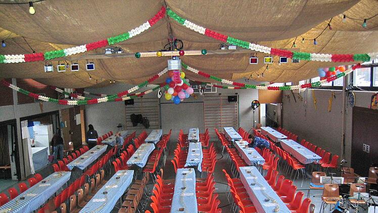 Eine Woche lang dauert der Aufbaumarathon  in der Turnhalle des Kinderdorfes St. Anton. Es findet  eine komplette Verwandlung statt. Foto:  Evelyn Schneider