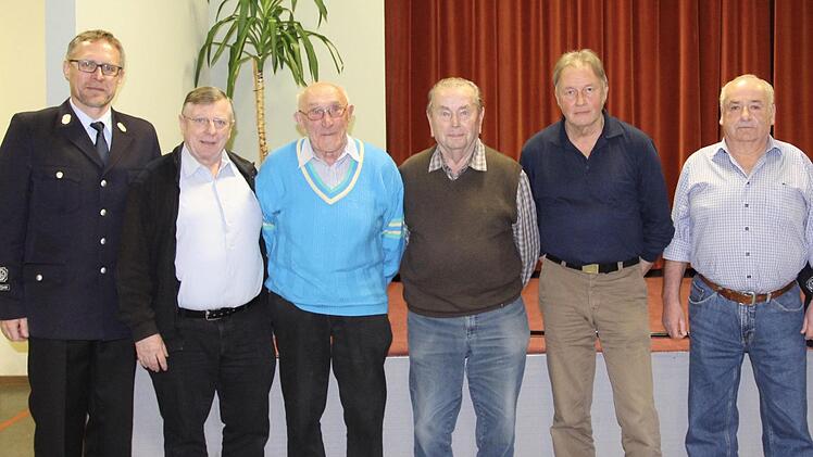 Geehrt wurden (von links): Kommandant Christoph Schmitt, Bernd Löhser (50 Jahre Mitgliedschaft), Wilhelm Wiesner (70 Jahre), Walter Nüchter (70 Jahre), Peter Ziegler (50 Jahre) und Gerhard Lochner (50 Jahre). Es fehlen: Dietmar Lieb (40 Jahre), Karl-Max Kirchner (50 Jahre) und Emil Übelacker (70 Jahre). Fotos: Sebastian Schmitt